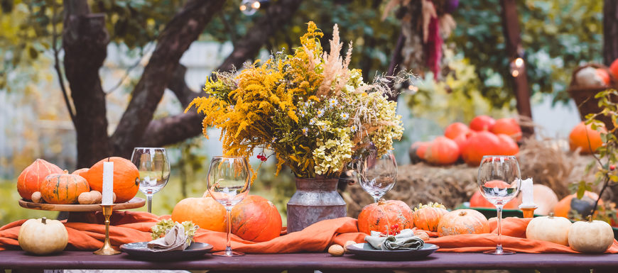 Fall,Themed,Holiday,Table,Setting,Arrangement,For,A,Seasonal,Party,