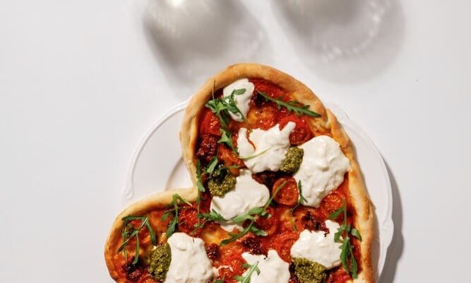 The,Heart,Shaped,Pizza,With,Two,Glasses,Of,Wine,On